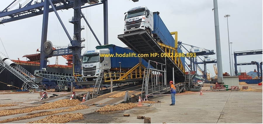 Bàn nâng xe container 80 Tấn xuất dăm gỗ tại cảng