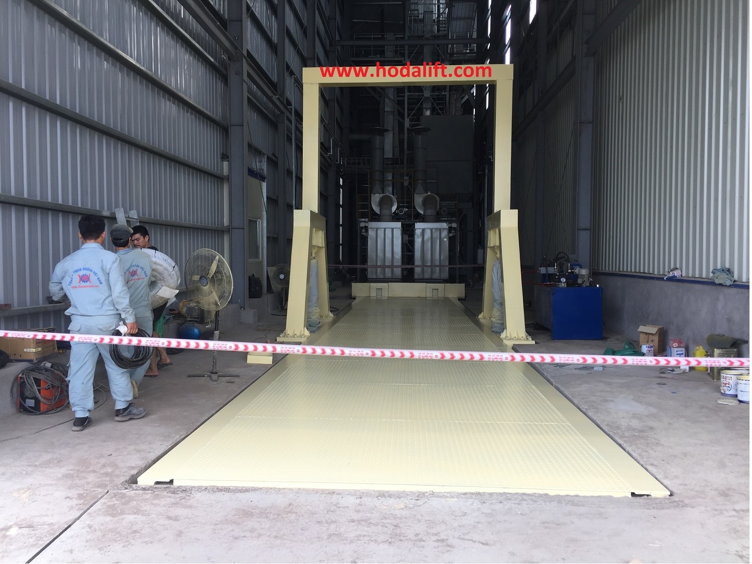 Bàn nâng xe container 100 Tấn nhập xá nhà máy TACN Lạc Hồng