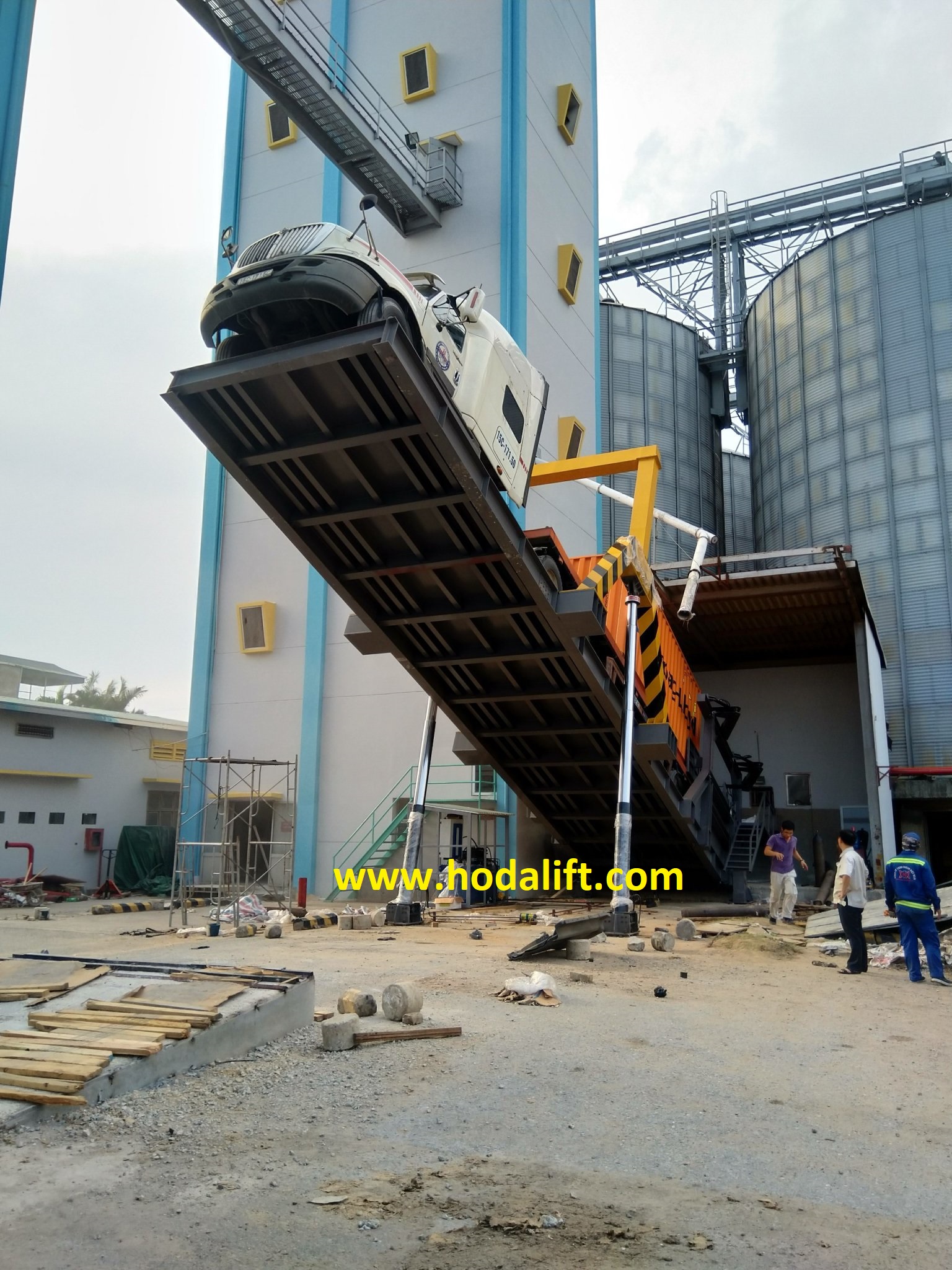 Bàn nâng xe container 80 Tấn đổ lúa mì nhà máy Bột Mỳ Tiến Hưng
